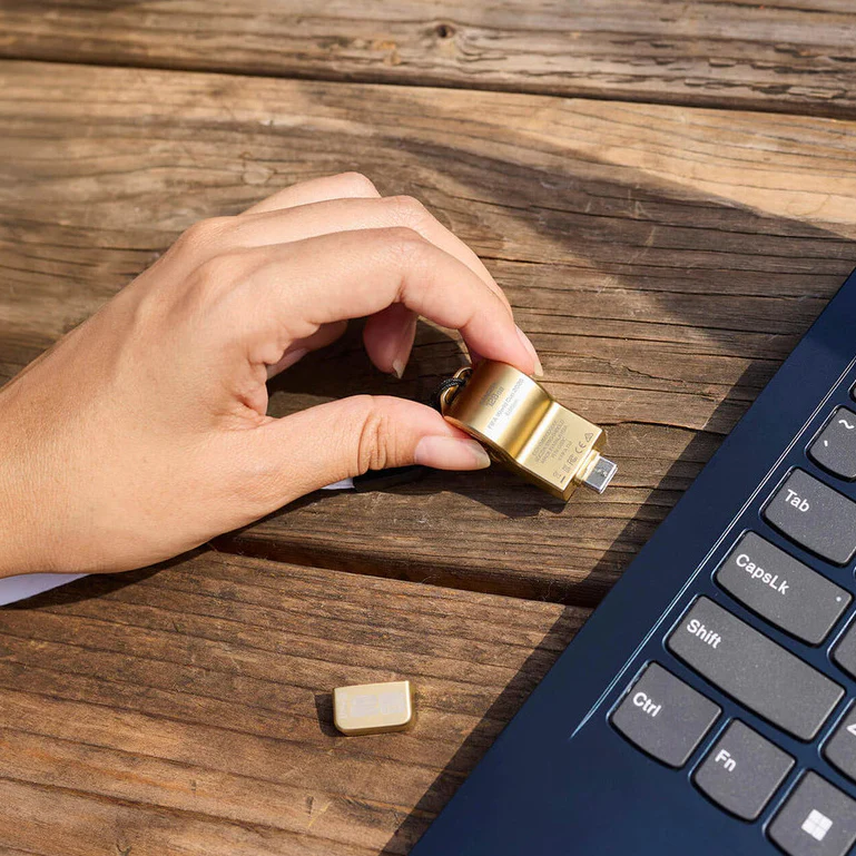 SanDisk USB-C Flash Drive 300MB/s FIFA World Cup 2026 Gold Edition for Mobile & Computers 128GB
